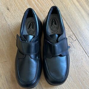 Hush Puppies Black Leather Laurence Loafers with Velcro and Comfort Sole